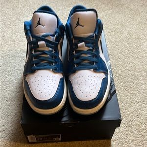 Jordan Men's Blue and White Sneakers